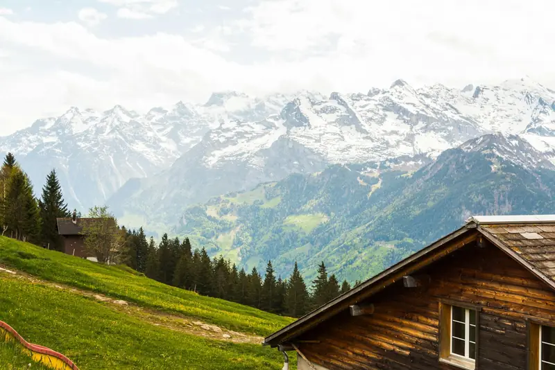 Chalet en bois face aux Alpes